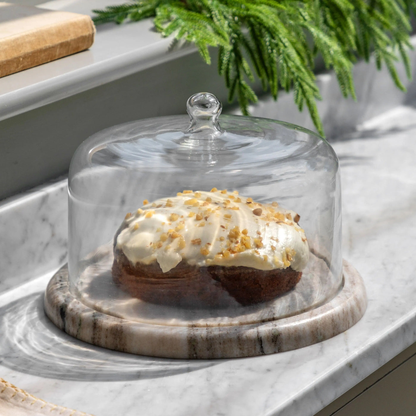 Novi Cake Dome Beige Marble