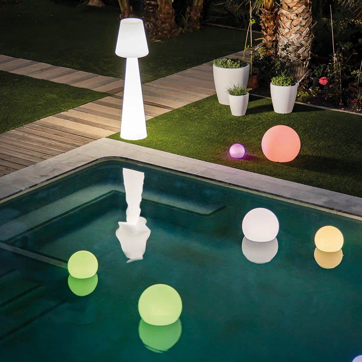 Poolside 4x Spheres & 1x Lamp Pack