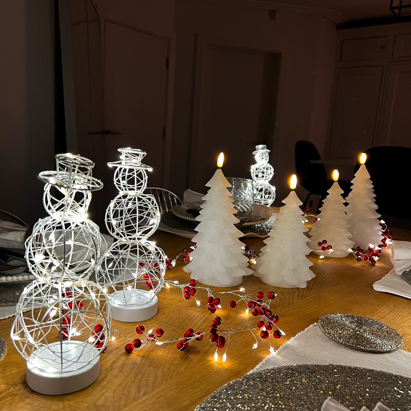 x6 Table Snowman x6 Wax Tree LED Candles x2 Red Berry Garlands