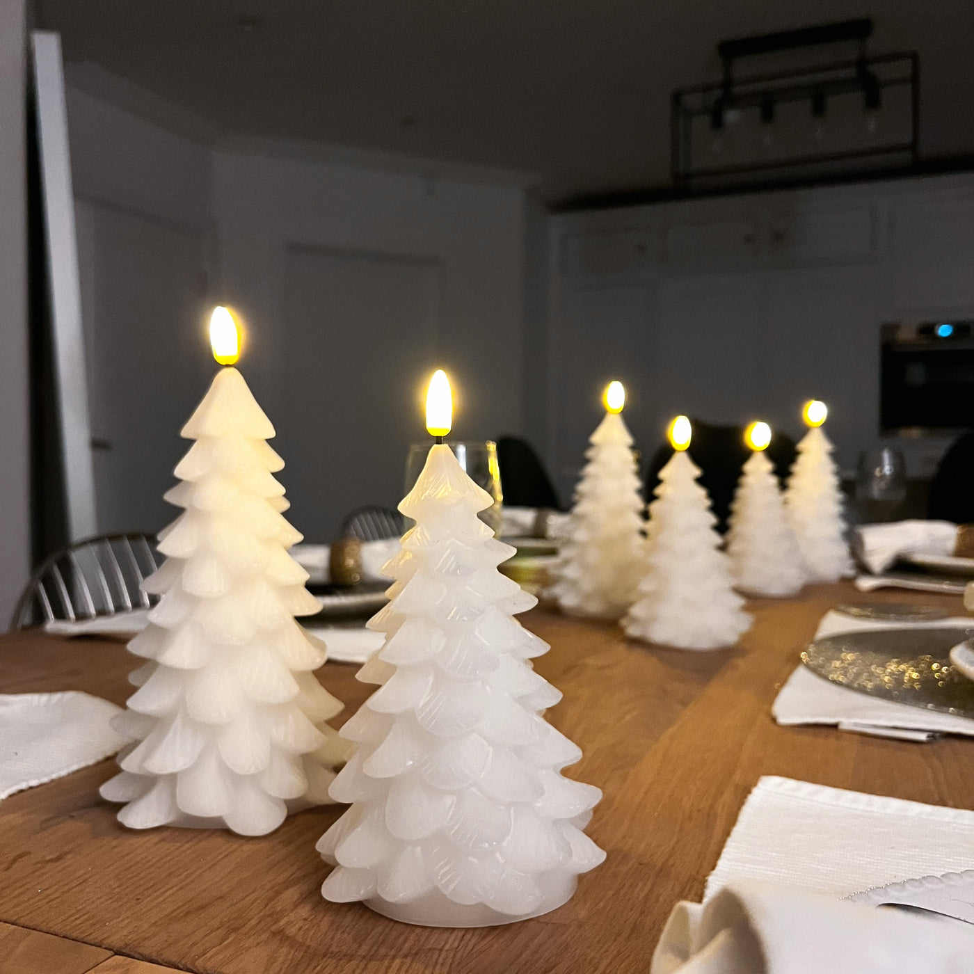 x6 Table Snowman x6 Wax Tree LED Candles x2 Red Berry Garlands